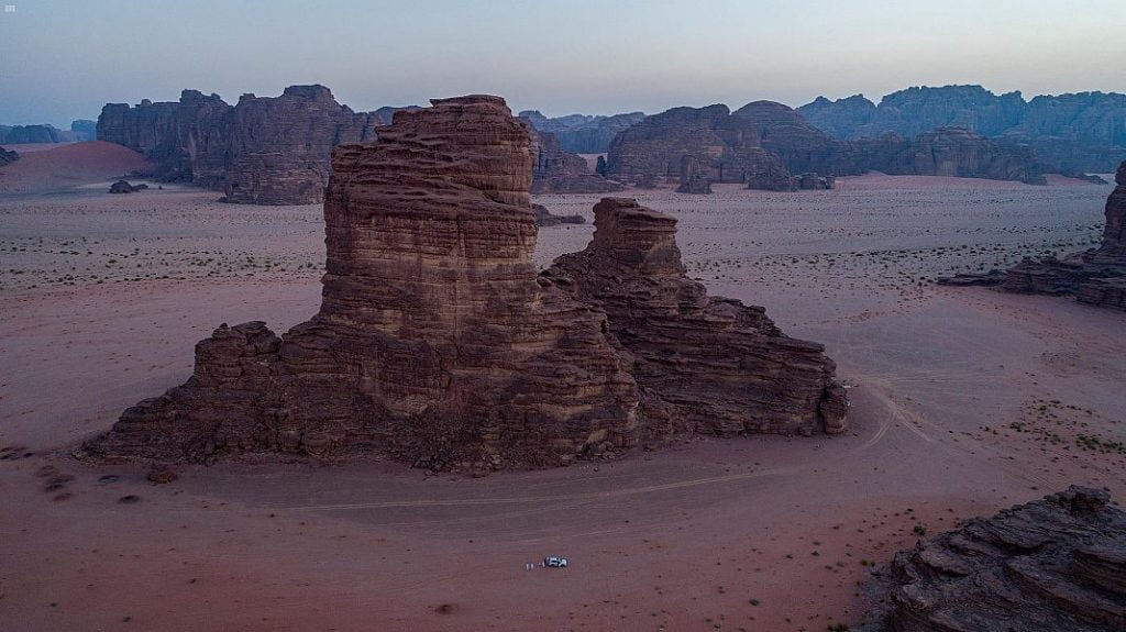 من الوجهات السياحية في المملكة … جبال من الأحجار الرملية في صحراء ” حسمى “