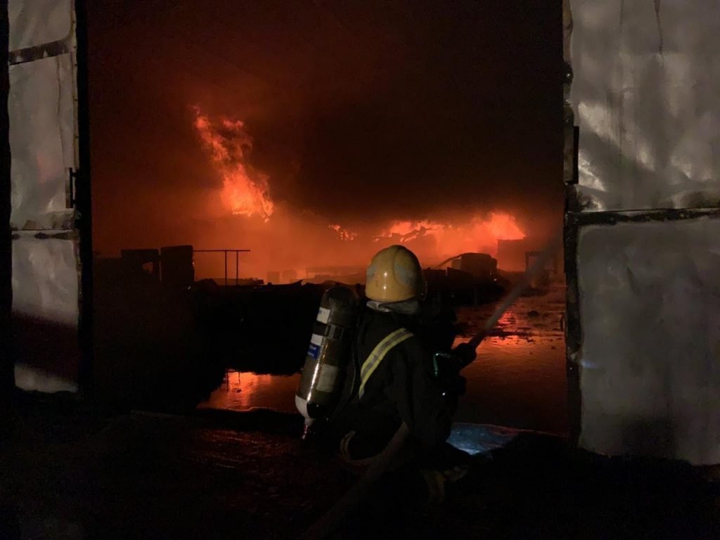 مدني تبوك يخمد حريقاً اندلع بمستودع للأخشاب بطريق المدينة