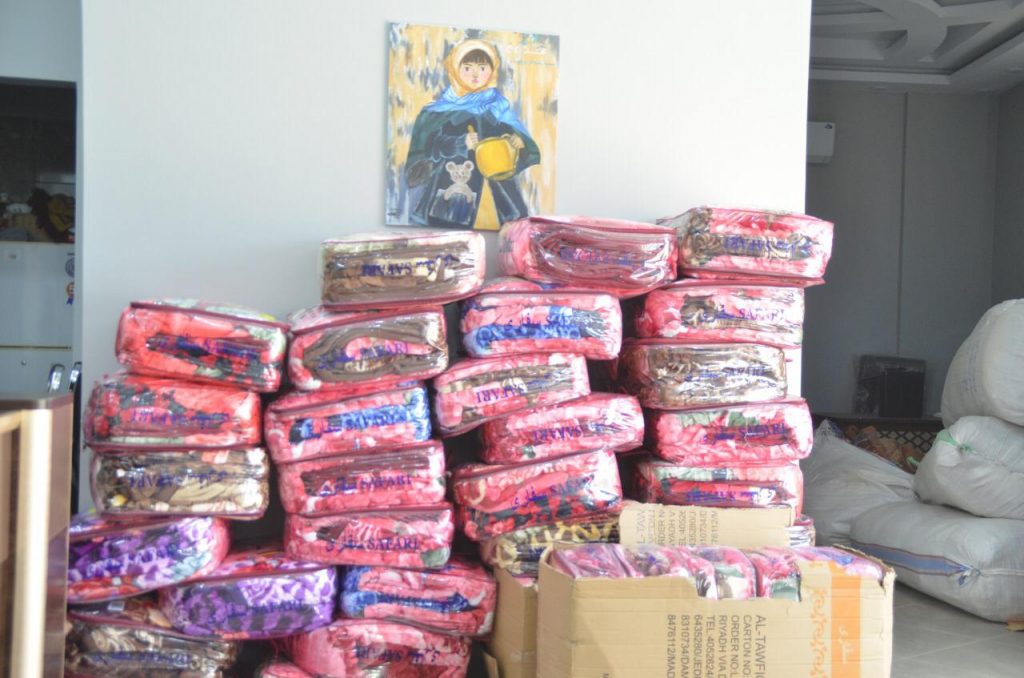 ضمن برنامج هدية الشتاء : جمعية قدوة لأيتام الجوف توزع العديد من الهدايا على المستفيدين