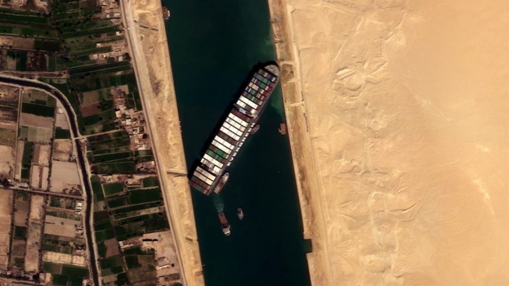 رئيس هيئة قناة السويس: تكثيف أعمال الحفر في محيط مقدمة السفينة الجانحة لتسهيل تعويمها