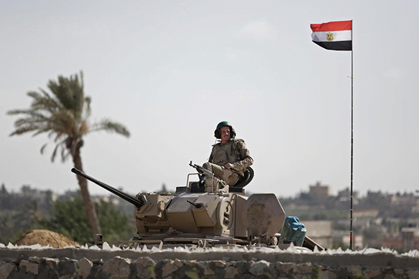الجيش المصري يقضي على 13 مسلحاً في سيناء