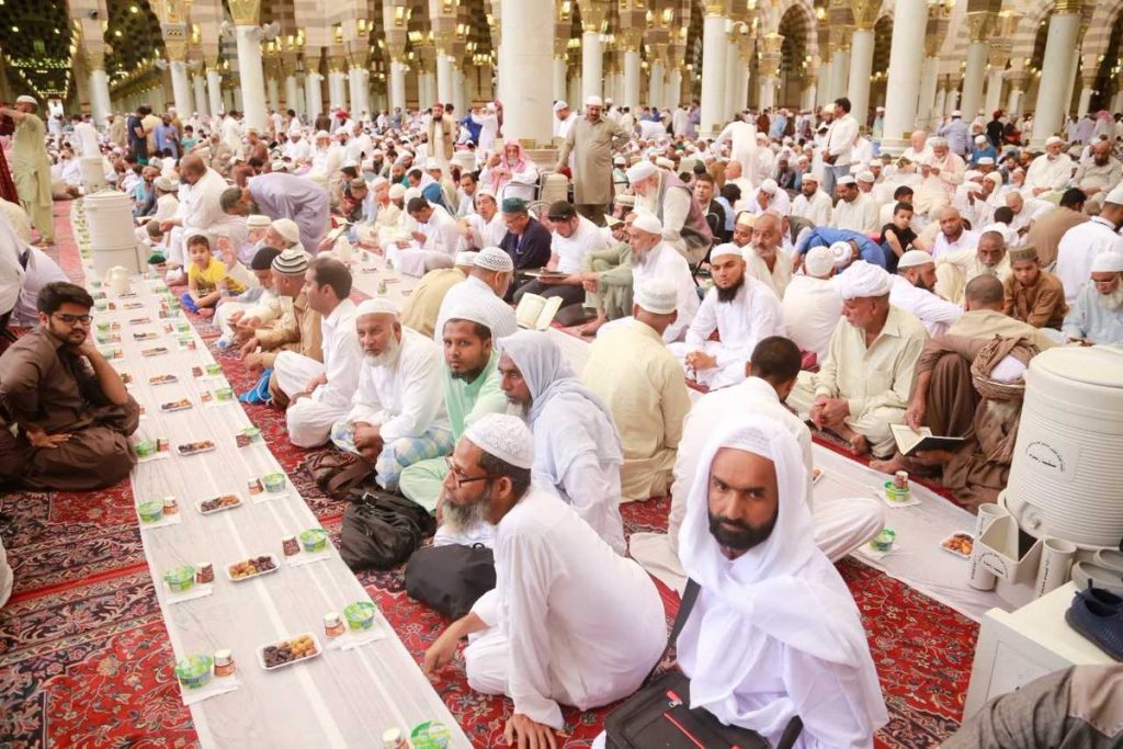 1300 شاب وفتاة يُسخرون أنفسهم لخدمة المصلين في المسجد ...