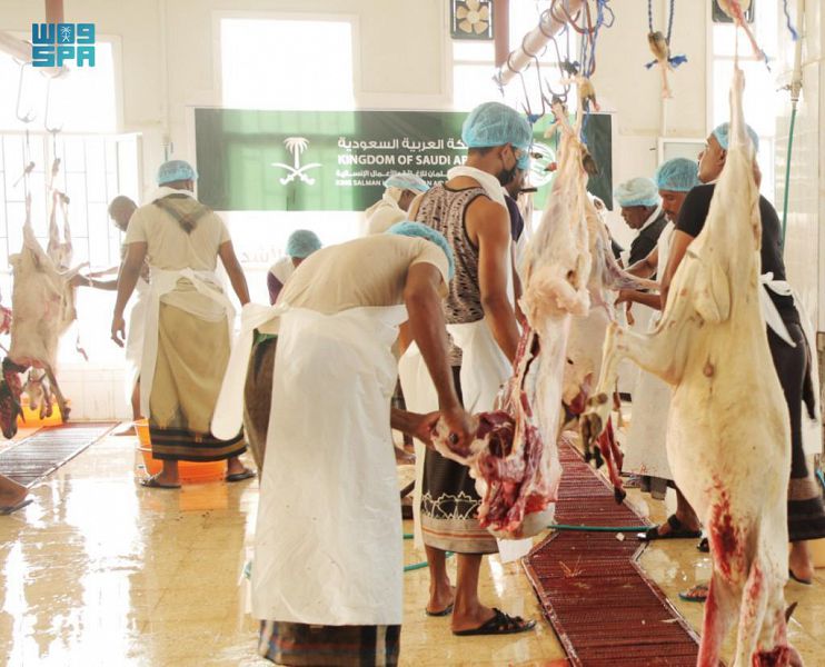 مركز الملك سلمان للإغاثة يدشن مشروع توزيع لحوم الأضاحي في محافظة المهرة