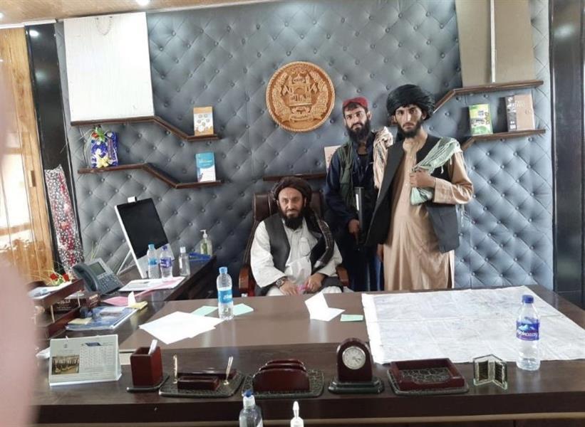 شاهد.. عناصر لحركة “طالبان” من داخل القصر الرئاسي في كابول