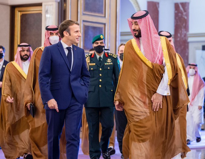 شاهد|| ولي العهد والرئيس الفرنسي يستعرضان العلاقات الثنائية