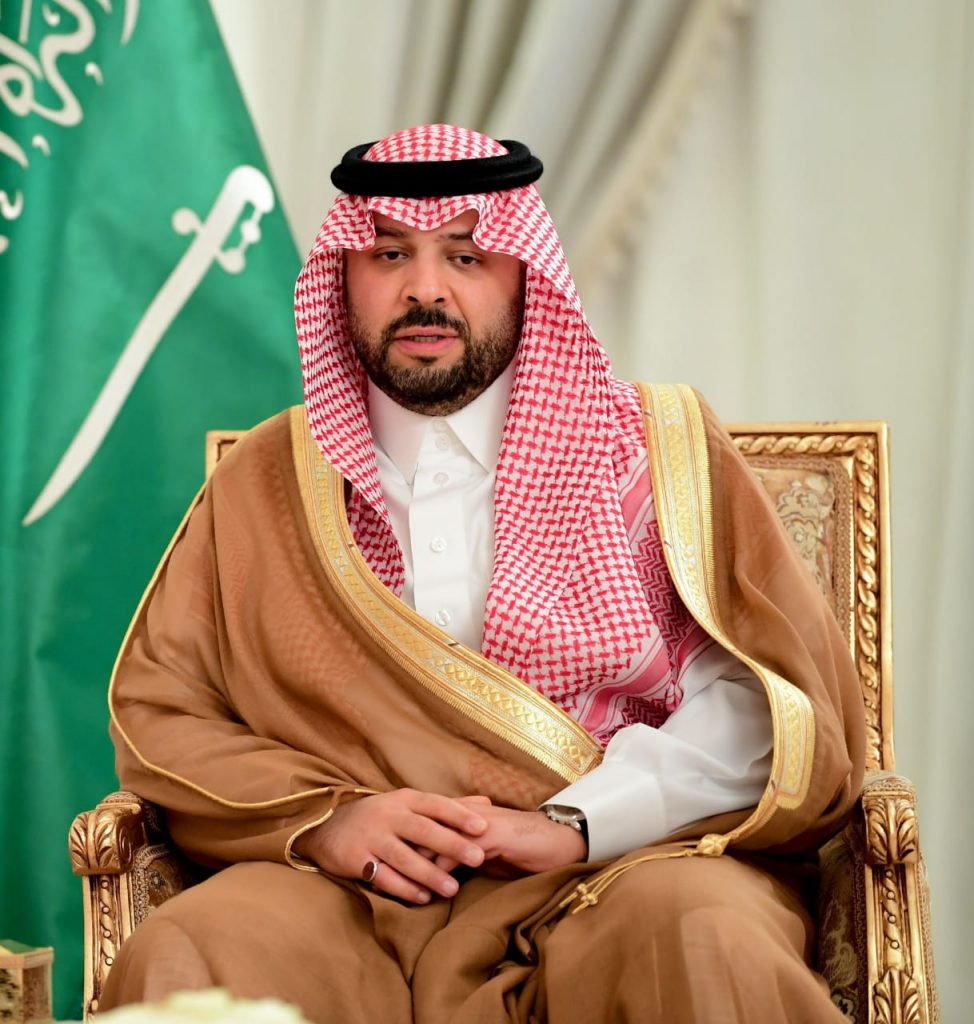 سمو الأمير فيصل بن خالد بن سلطان يتفقد مركز التأهيل الشامل بالمنطقة