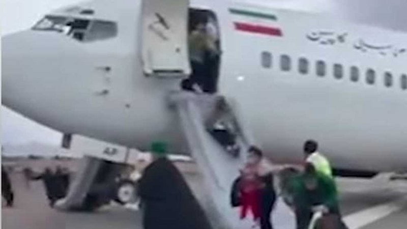ليست أول مرة ..طائرة إيرانية تهبط في الشارع “فيديو”