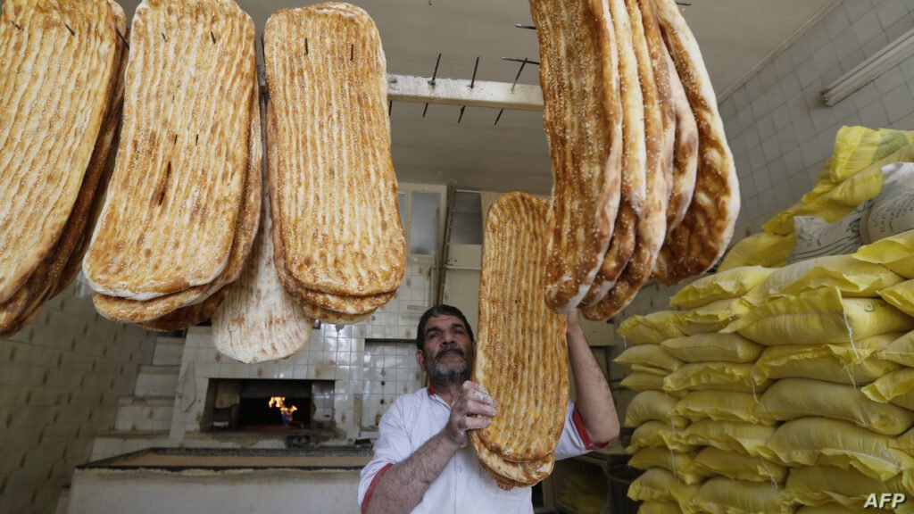 النظام الإيراني يخطط لتوزيع الخبز والدواء ببطاقات خاصة على المواطنين