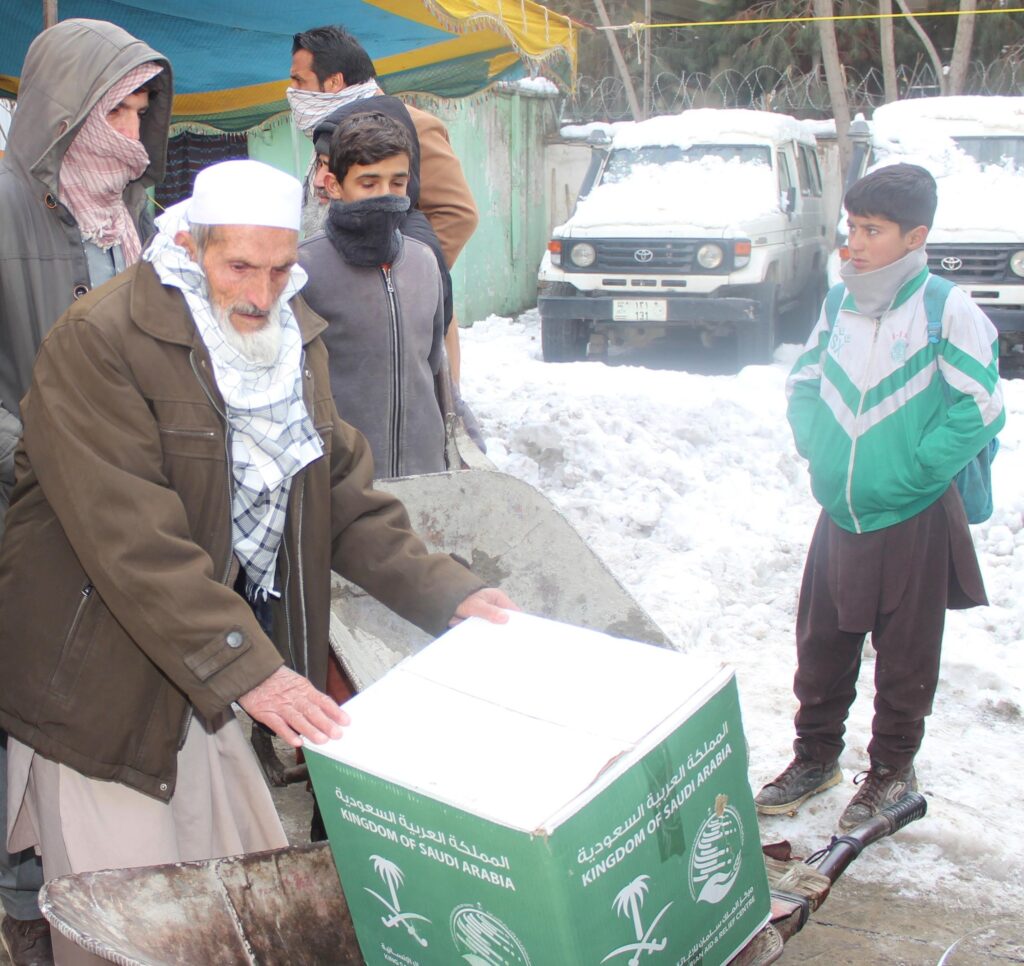 مركز الملك سلمان للإغاثة يوزع أكثر من 37 طناً من السلال الغذائية للأسر الأكثر احتياجاً في أفغانستان